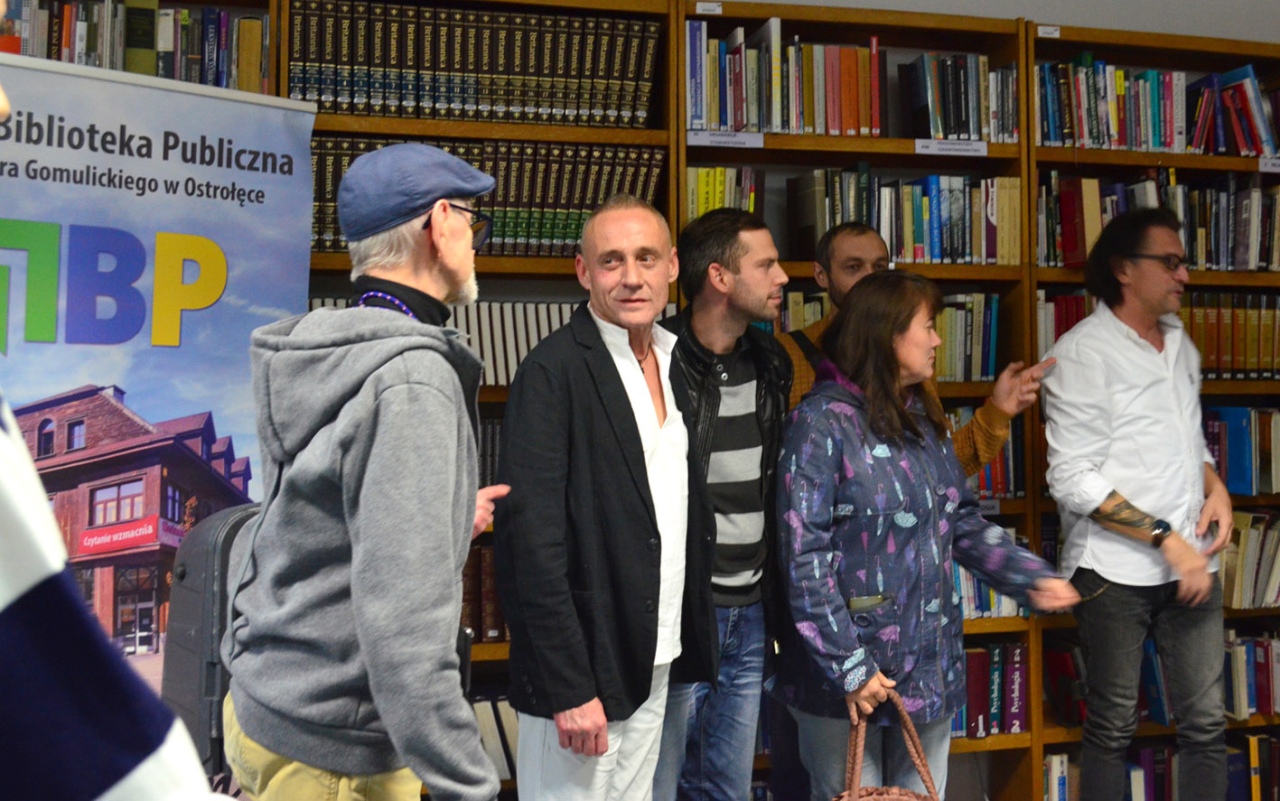Wieczór autorski z Adamem Wołoszem w ostrołęckiej bibliotece [06.11.2024] - zdjęcie #18 - eOstroleka.pl