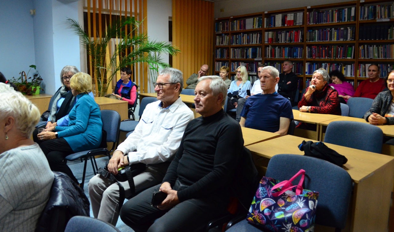 Wieczór autorski z Adamem Wołoszem w ostrołęckiej bibliotece [06.11.2024] - zdjęcie #13 - eOstroleka.pl
