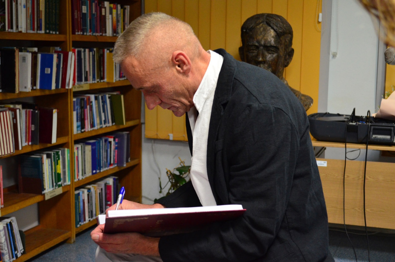 Wieczór autorski z Adamem Wołoszem w ostrołęckiej bibliotece [06.11.2024] - zdjęcie #9 - eOstroleka.pl