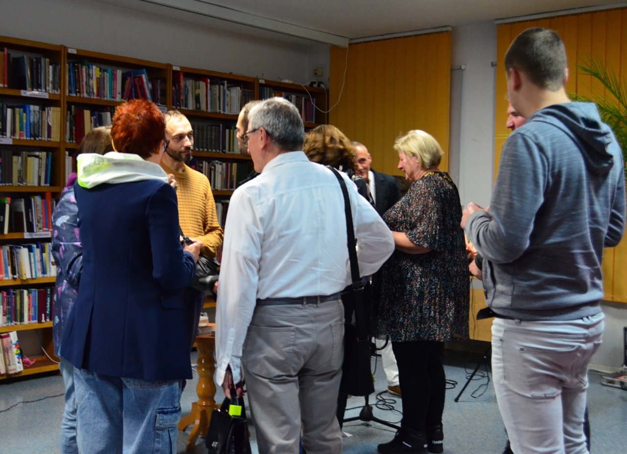Wieczór autorski z Adamem Wołoszem w ostrołęckiej bibliotece [06.11.2024] - zdjęcie #7 - eOstroleka.pl