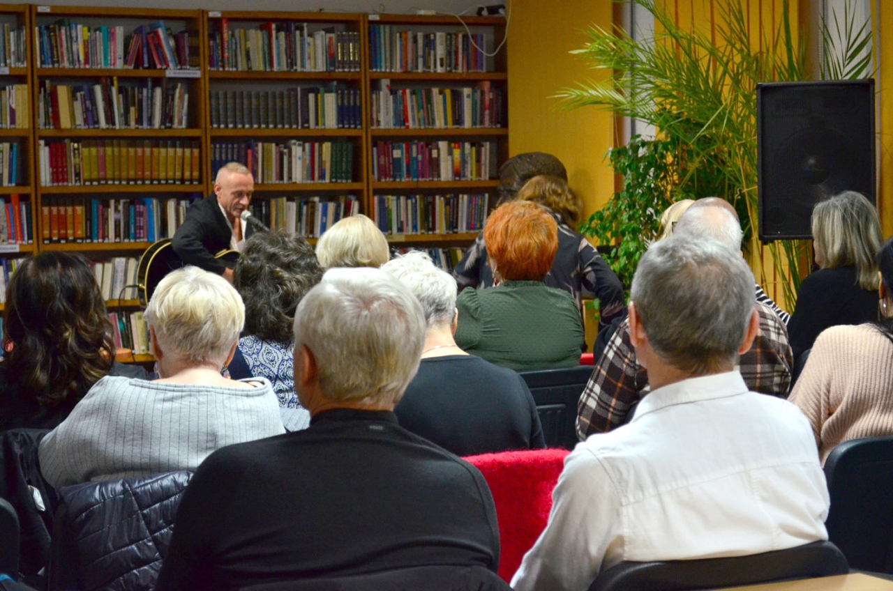 Wieczór autorski z Adamem Wołoszem w ostrołęckiej bibliotece [06.11.2024] - zdjęcie #6 - eOstroleka.pl