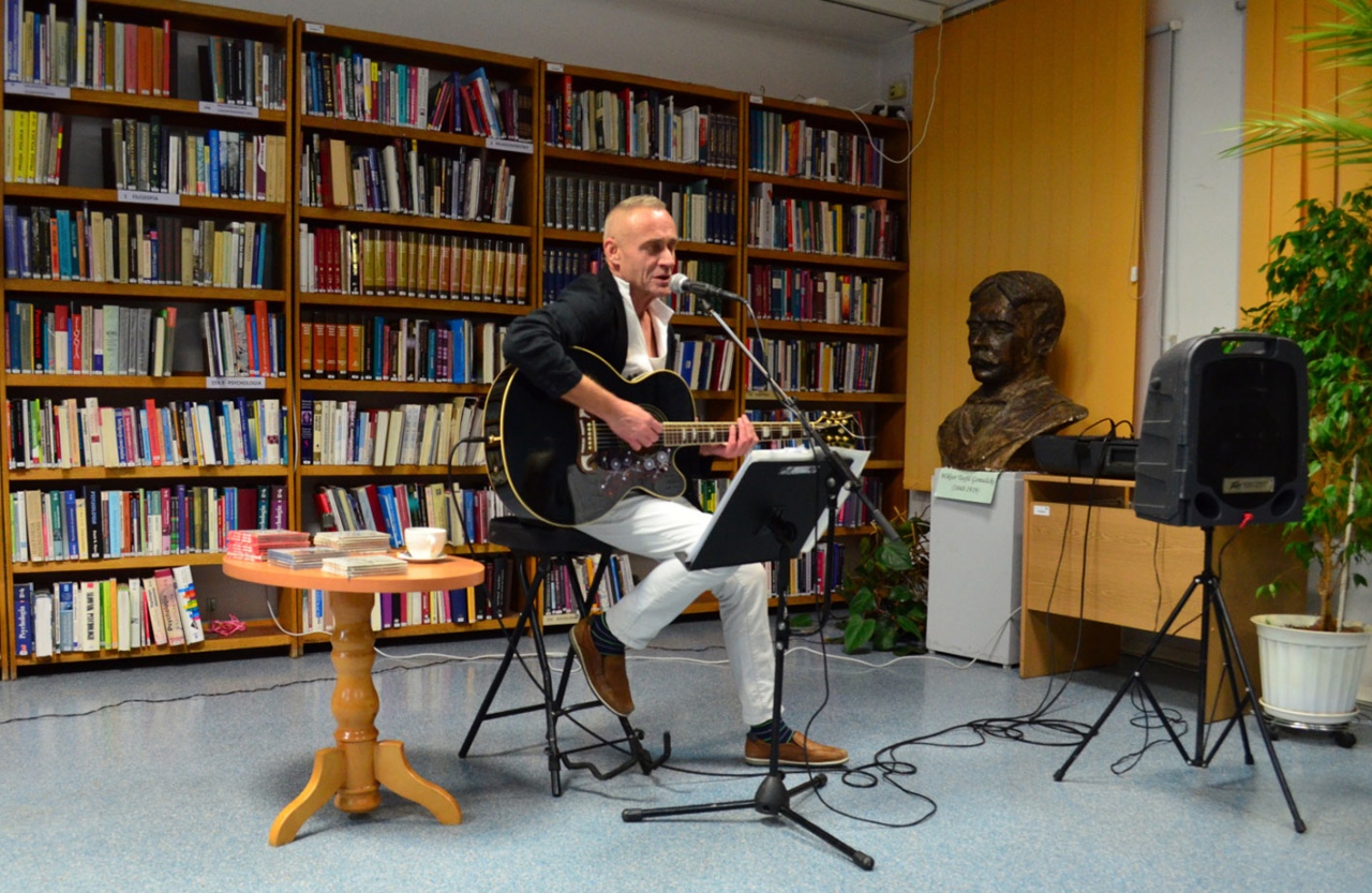 Wieczór autorski z Adamem Wołoszem w ostrołęckiej bibliotece [06.11.2024] - zdjęcie #3 - eOstroleka.pl
