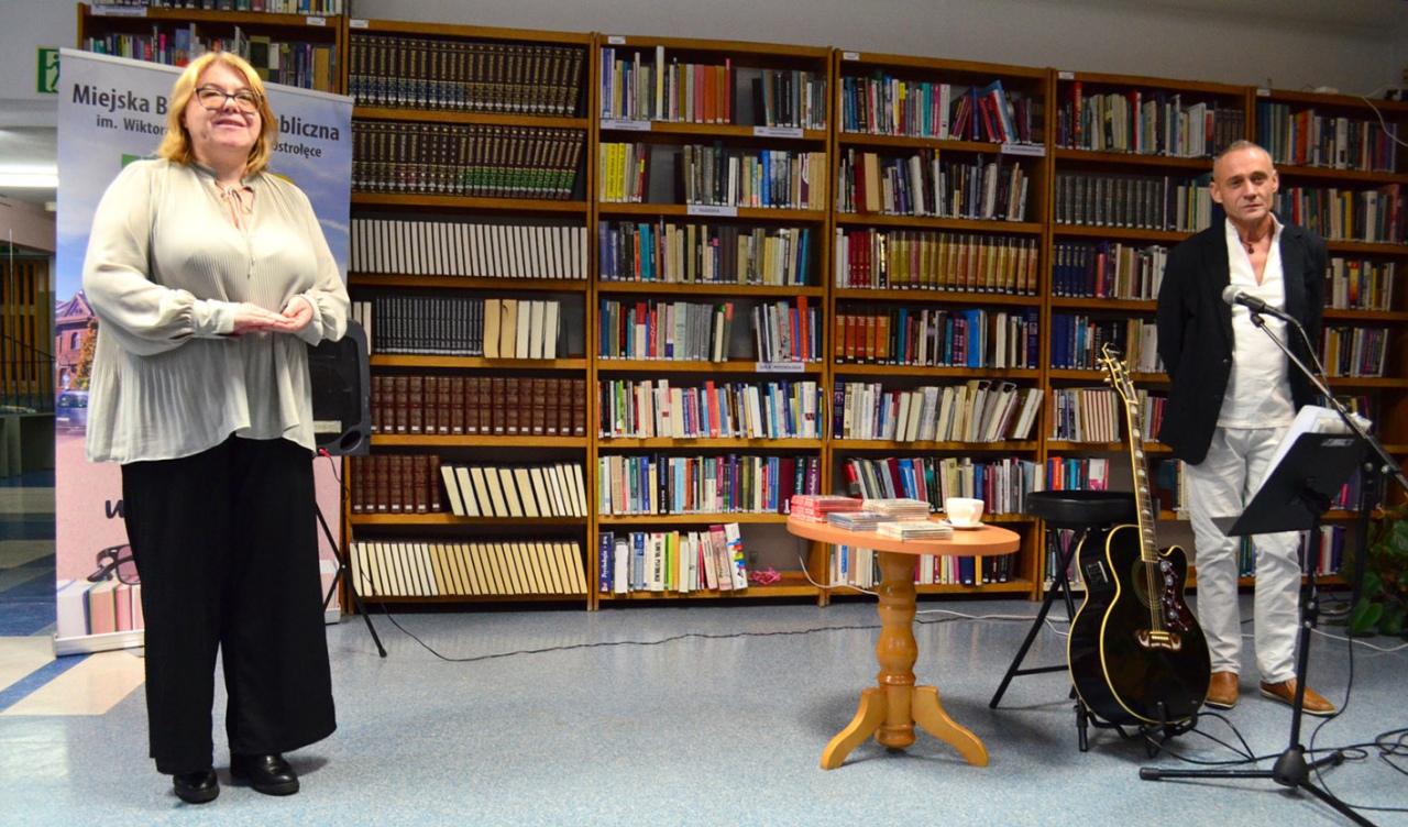 Wieczór autorski z Adamem Wołoszem w ostrołęckiej bibliotece [06.11.2024] - zdjęcie #2 - eOstroleka.pl
