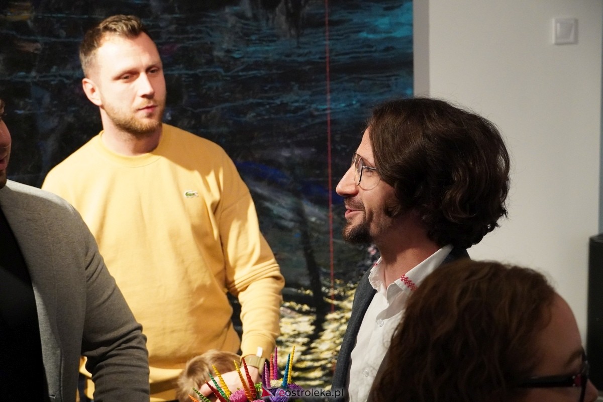 Wernisaż prac Radosłąwa Jastrzębskiego w Galerii Ostrołęka [07.11.2024] - zdjęcie #41 - eOstroleka.pl