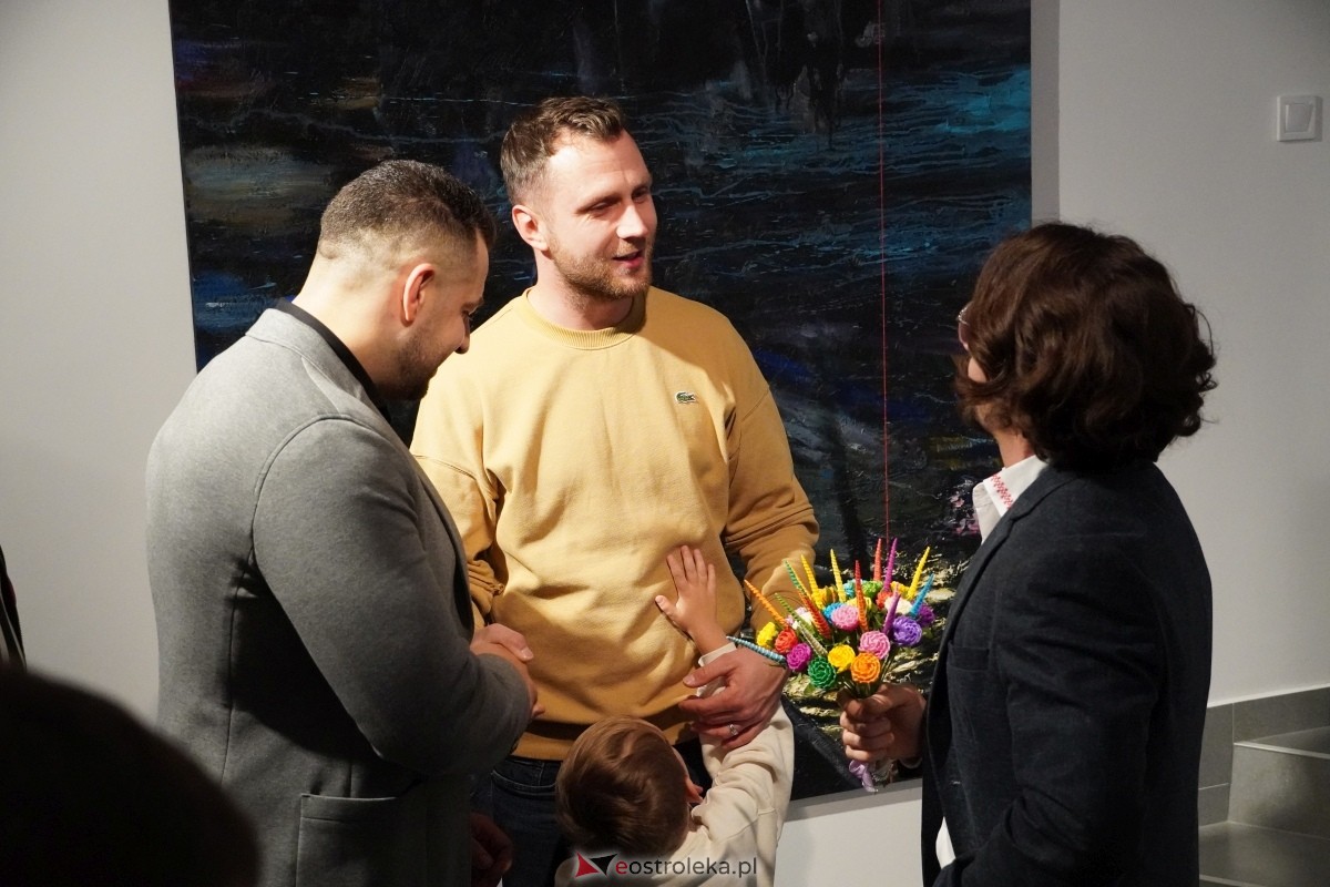 Wernisaż prac Radosłąwa Jastrzębskiego w Galerii Ostrołęka [07.11.2024] - zdjęcie #40 - eOstroleka.pl