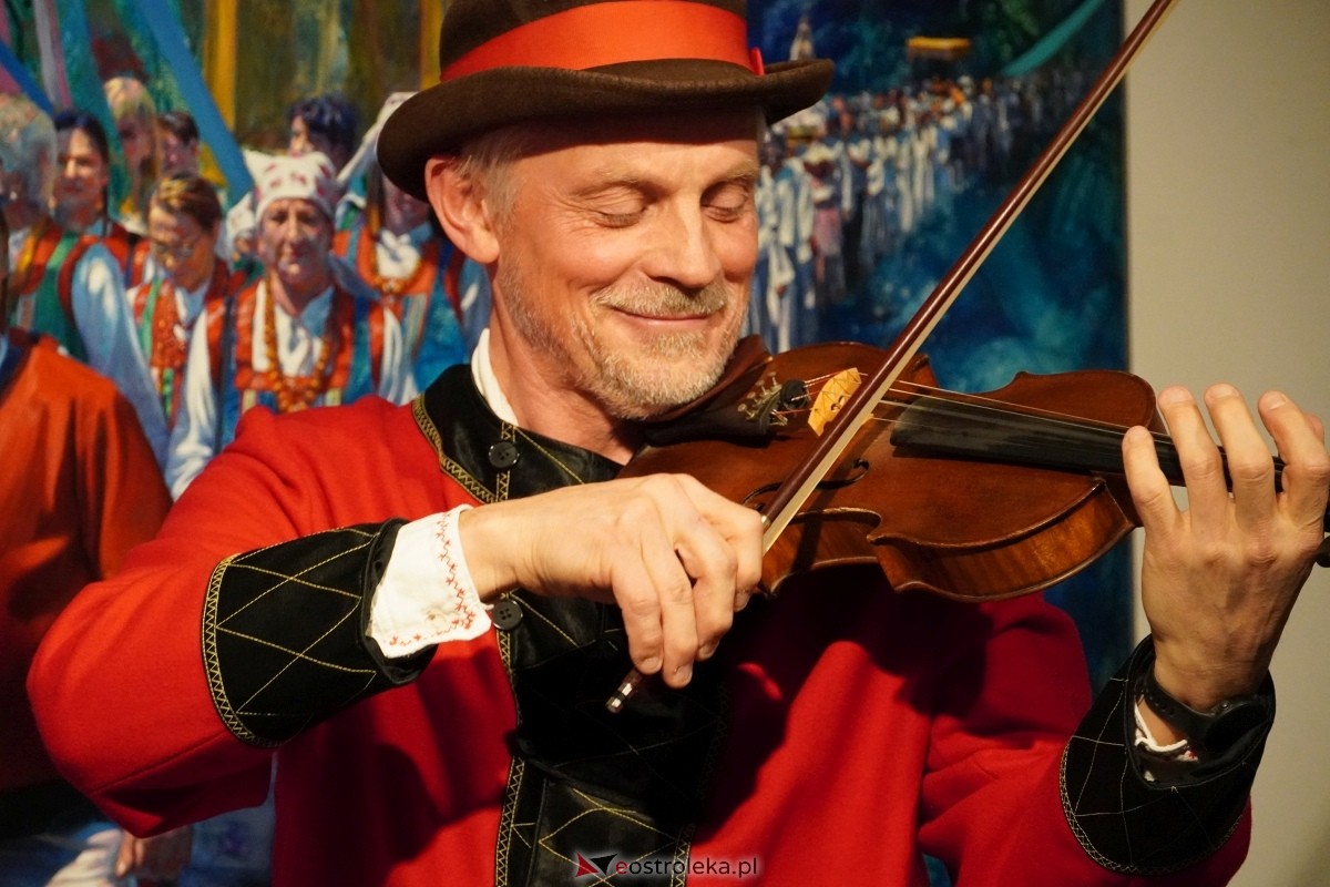 Wernisaż prac Radosłąwa Jastrzębskiego w Galerii Ostrołęka [07.11.2024] - zdjęcie #38 - eOstroleka.pl