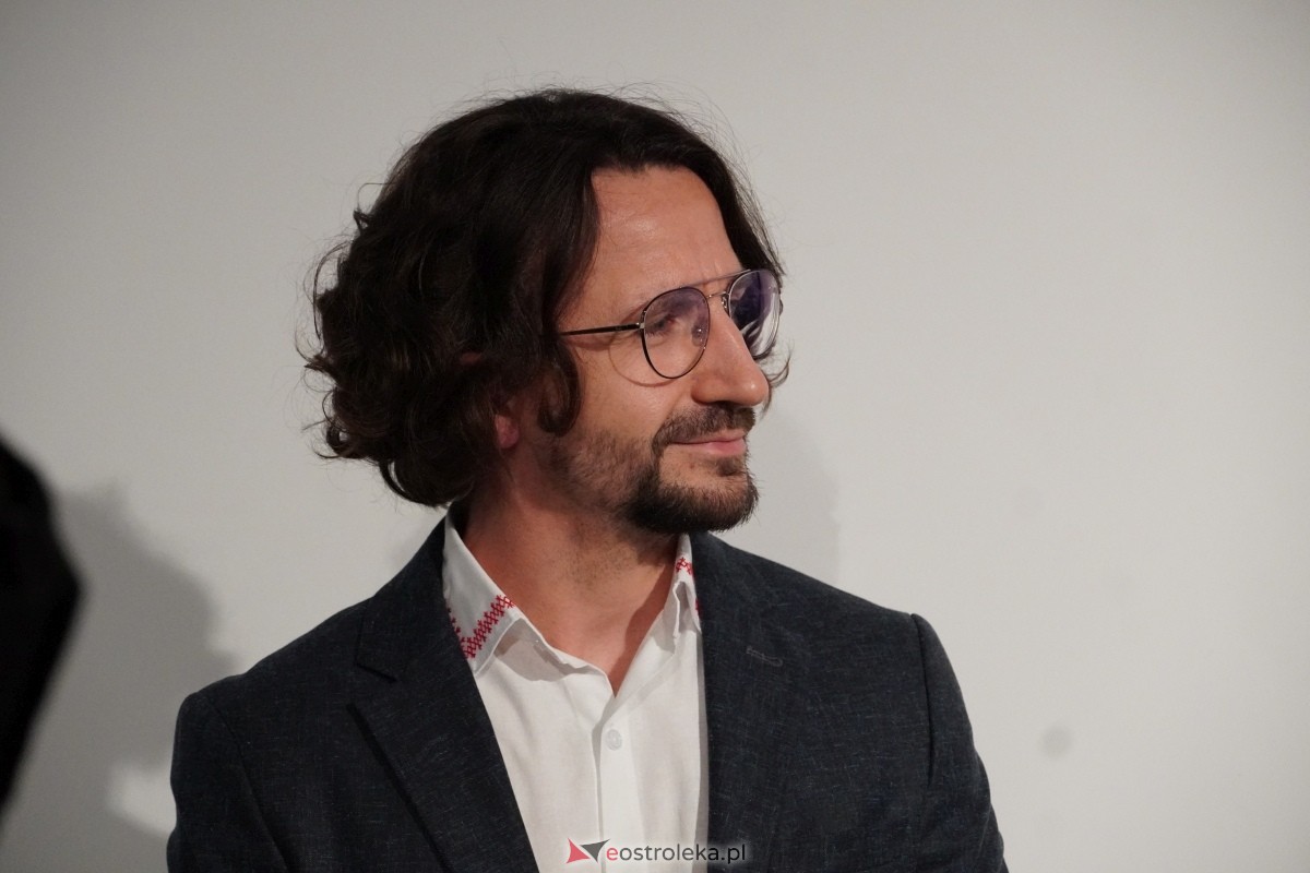 Wernisaż prac Radosłąwa Jastrzębskiego w Galerii Ostrołęka [07.11.2024] - zdjęcie #37 - eOstroleka.pl