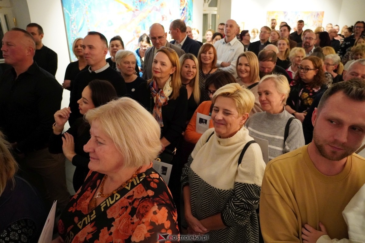 Wernisaż prac Radosłąwa Jastrzębskiego w Galerii Ostrołęka [07.11.2024] - zdjęcie #35 - eOstroleka.pl
