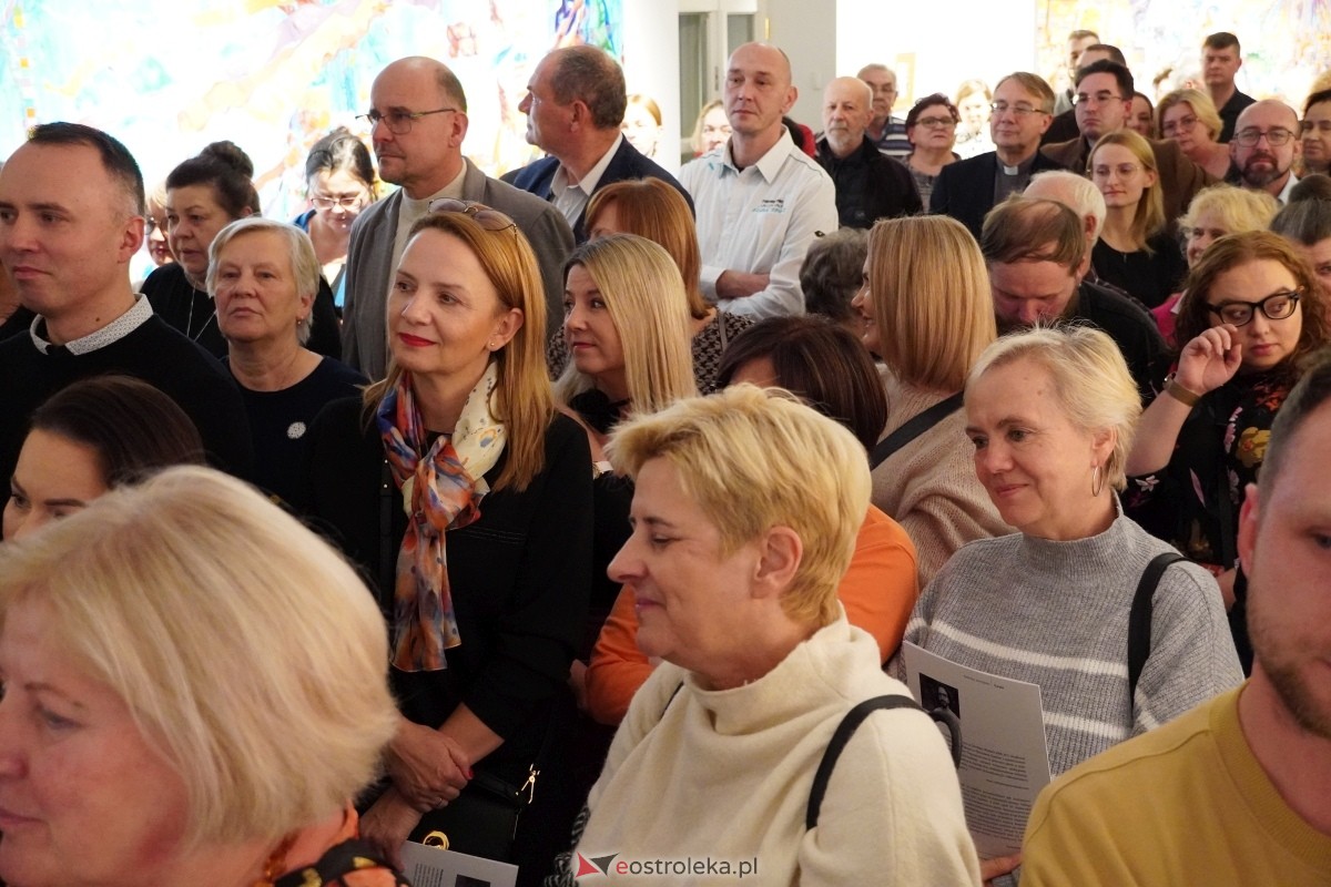 Wernisaż prac Radosłąwa Jastrzębskiego w Galerii Ostrołęka [07.11.2024] - zdjęcie #33 - eOstroleka.pl