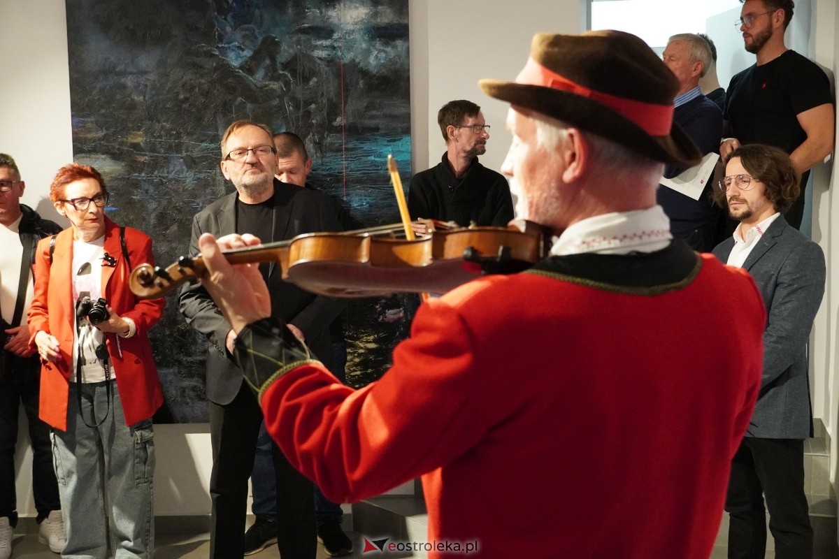 Wernisaż prac Radosłąwa Jastrzębskiego w Galerii Ostrołęka [07.11.2024] - zdjęcie #27 - eOstroleka.pl