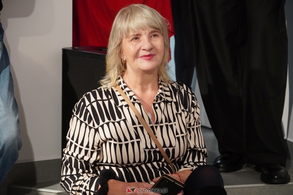 Wernisaż prac Radosłąwa Jastrzębskiego w Galerii Ostrołęka [07.11.2024] - zdjęcie #20 - eOstroleka.pl