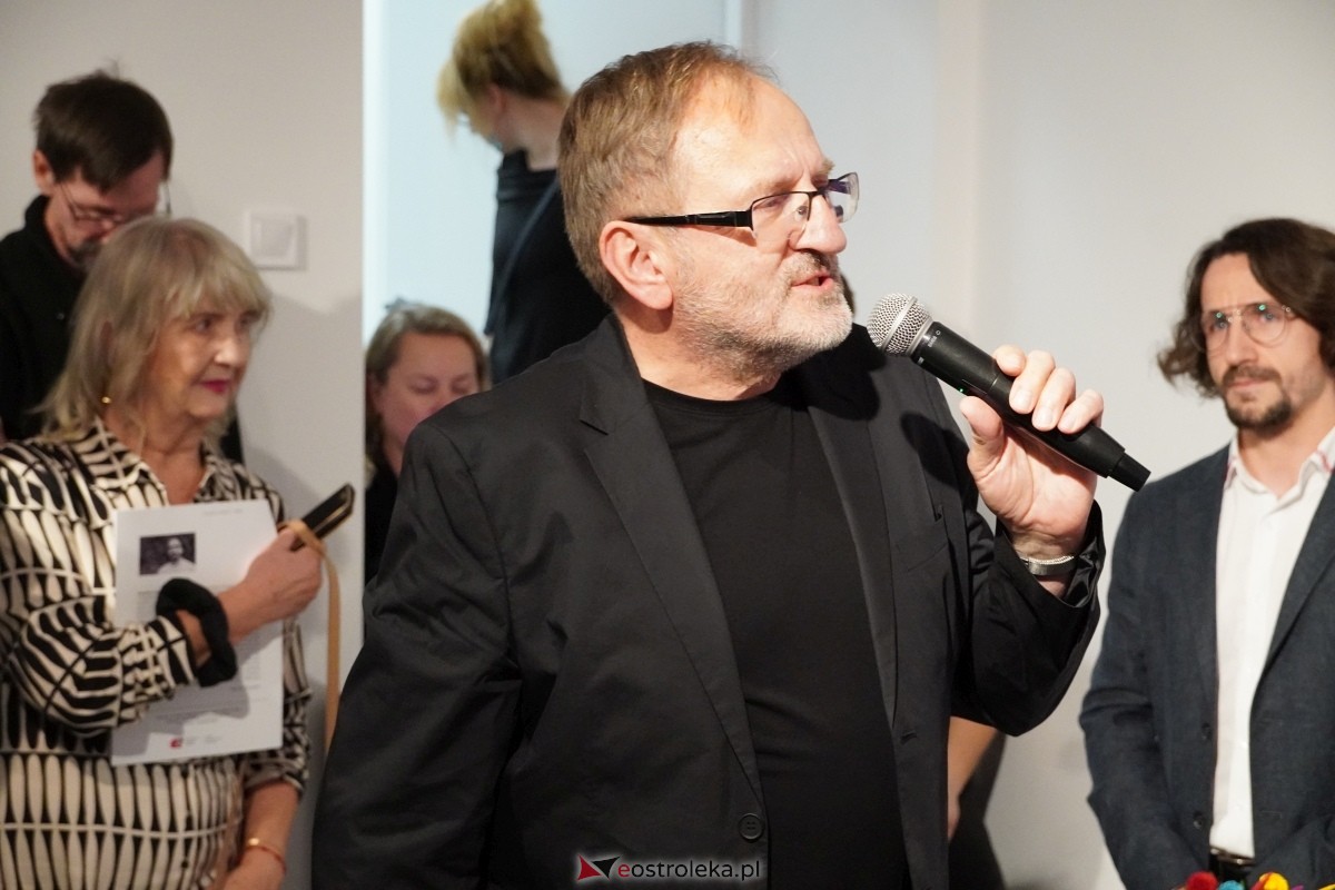 Wernisaż prac Radosłąwa Jastrzębskiego w Galerii Ostrołęka [07.11.2024] - zdjęcie #15 - eOstroleka.pl
