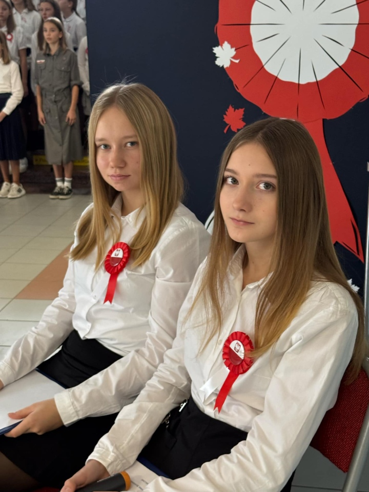 Apel z okazji Święta Niepodległości w SP 10 [8.11.2024] - zdjęcie #64 - eOstroleka.pl