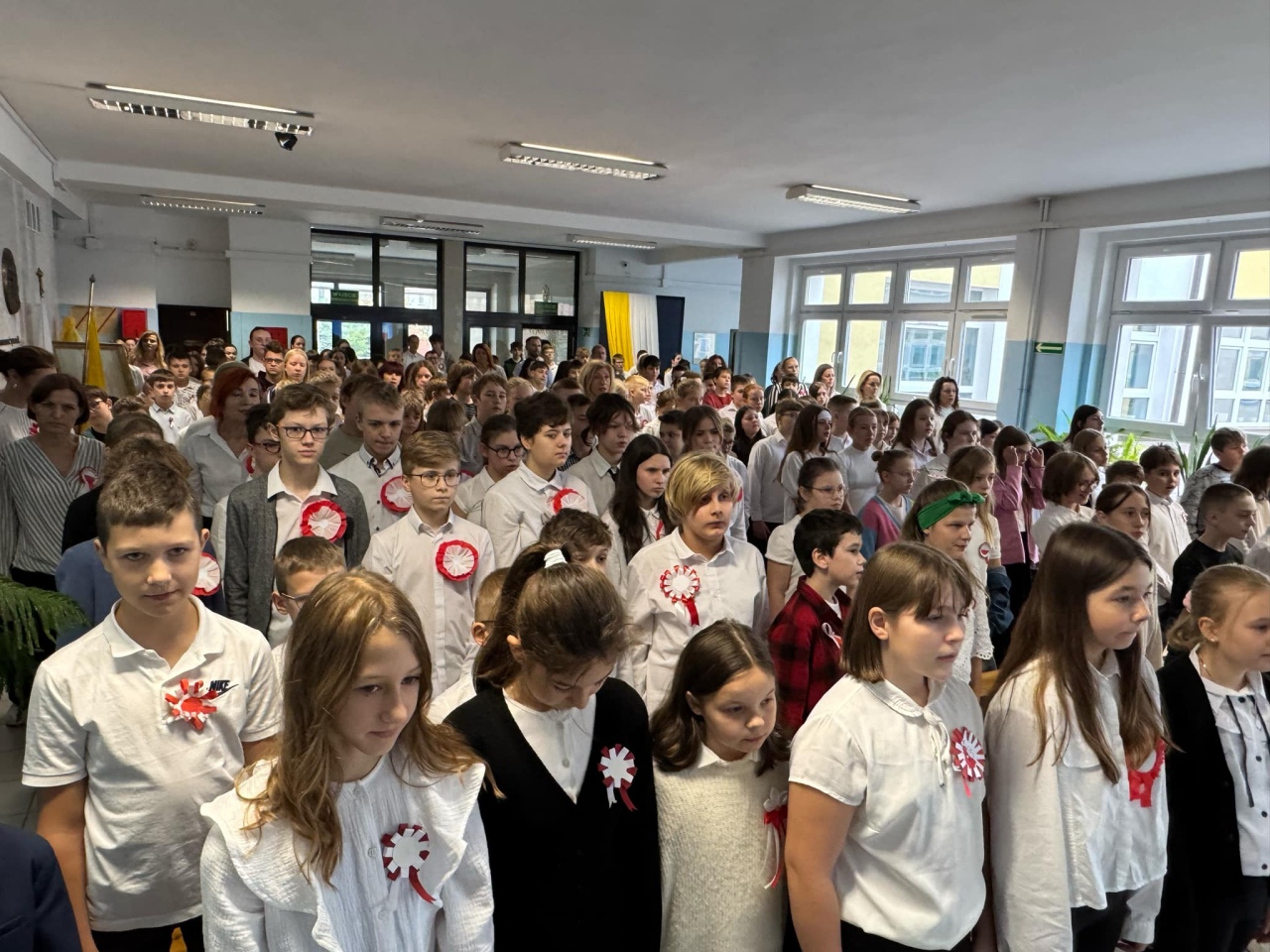 Apel z okazji Święta Niepodległości w SP 10 [8.11.2024] - zdjęcie #63 - eOstroleka.pl