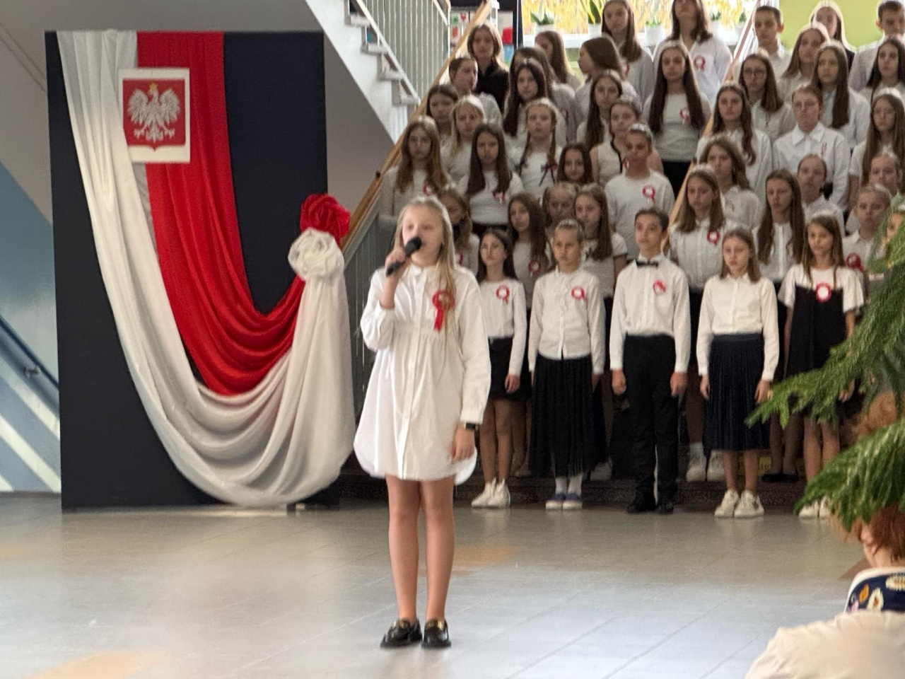 Apel z okazji Święta Niepodległości w SP 10 [8.11.2024] - zdjęcie #60 - eOstroleka.pl