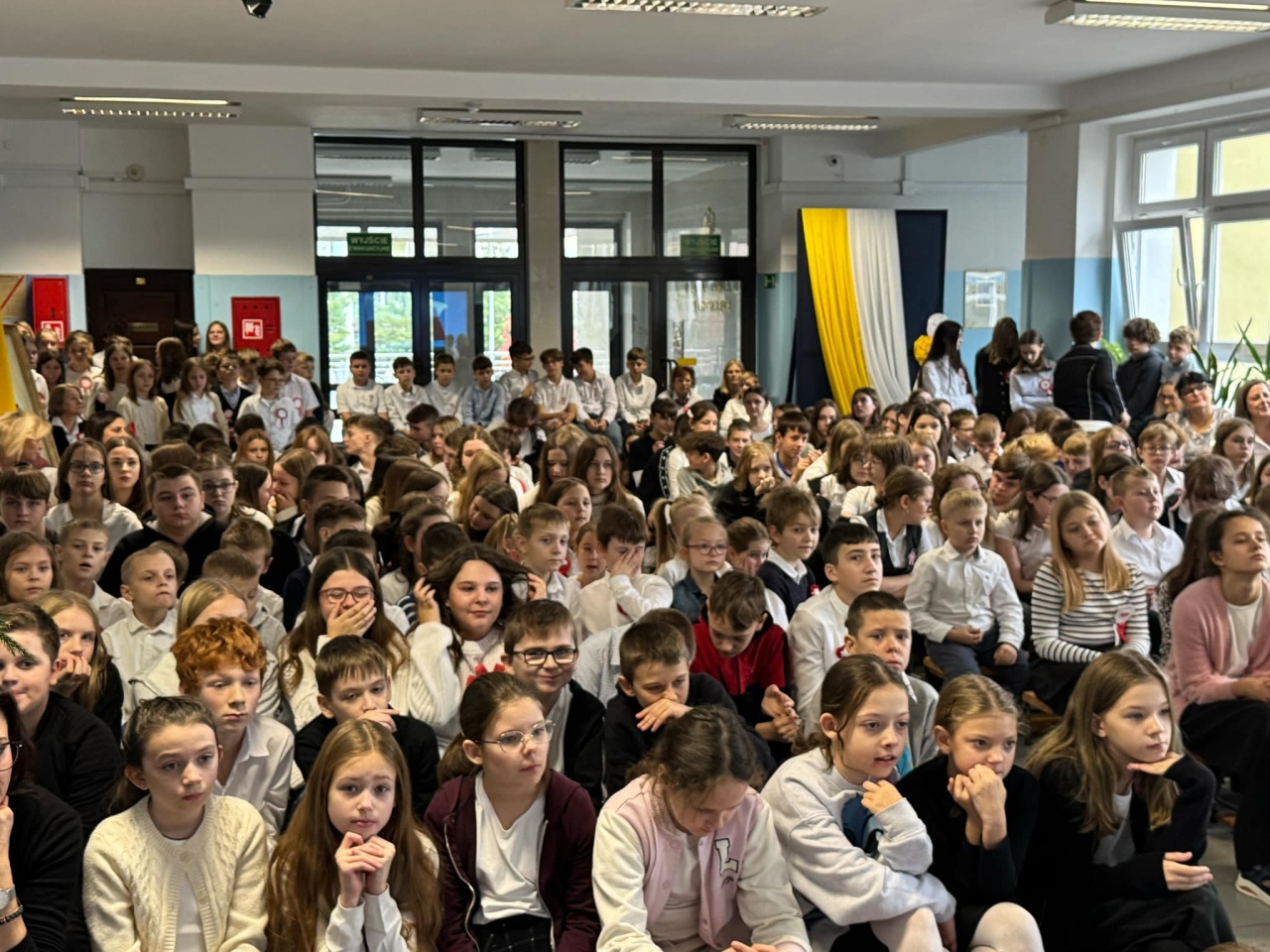 Apel z okazji Święta Niepodległości w SP 10 [8.11.2024] - zdjęcie #56 - eOstroleka.pl