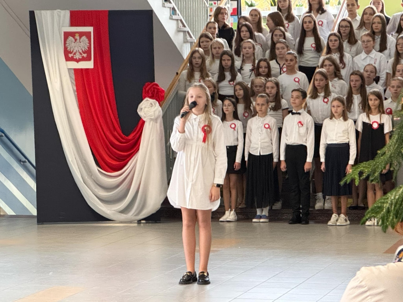 Apel z okazji Święta Niepodległości w SP 10 [8.11.2024] - zdjęcie #49 - eOstroleka.pl