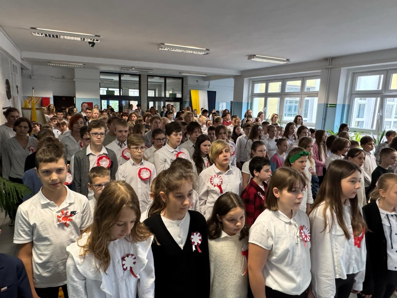 Apel z okazji Święta Niepodległości w SP 10 [8.11.2024] - zdjęcie #45 - eOstroleka.pl