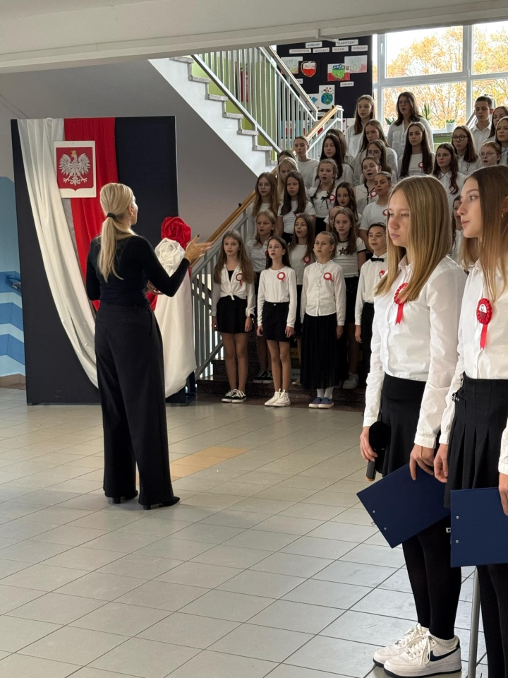 Apel z okazji Święta Niepodległości w SP 10 [8.11.2024] - zdjęcie #40 - eOstroleka.pl