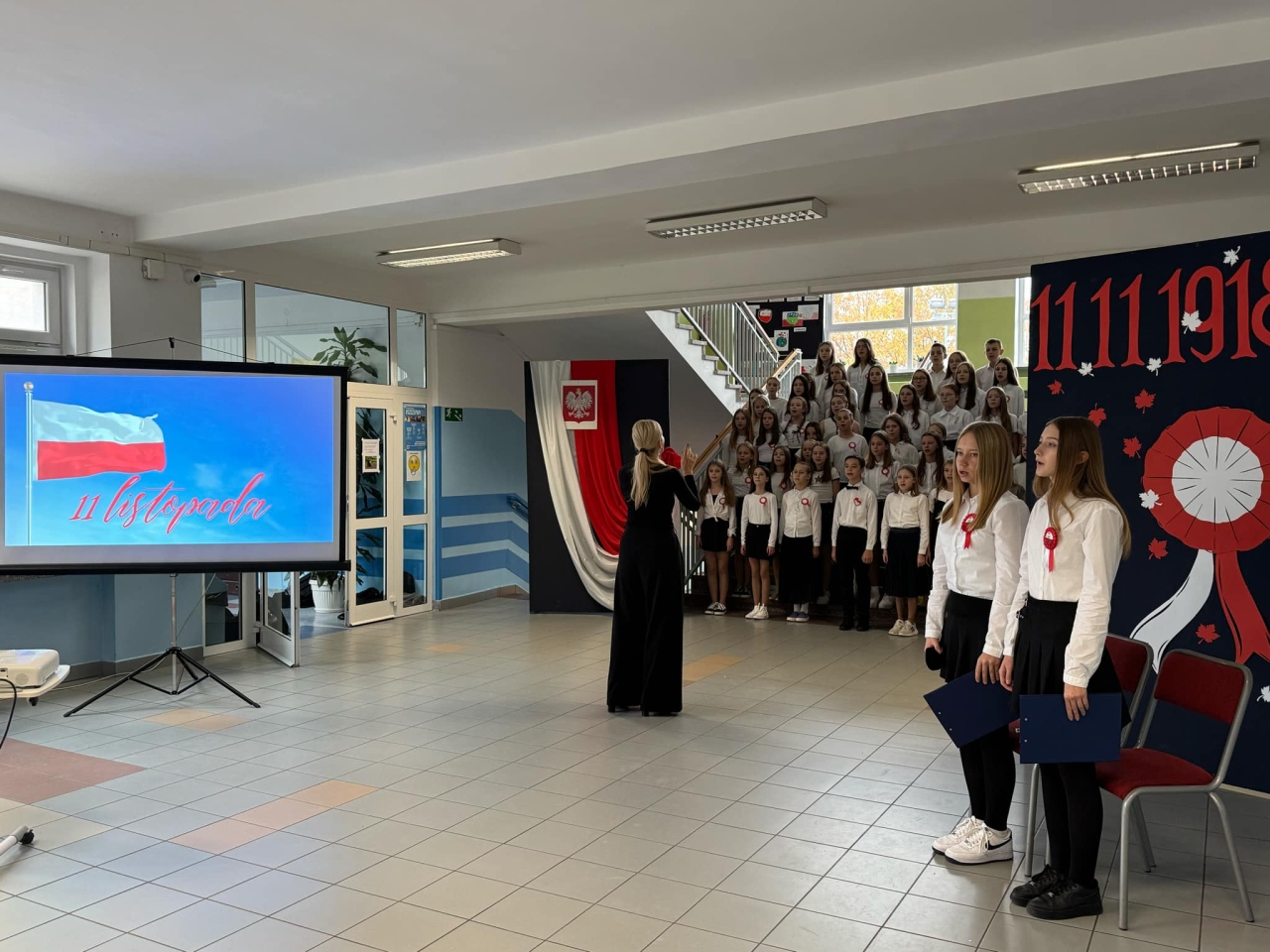 Apel z okazji Święta Niepodległości w SP 10 [8.11.2024] - zdjęcie #35 - eOstroleka.pl
