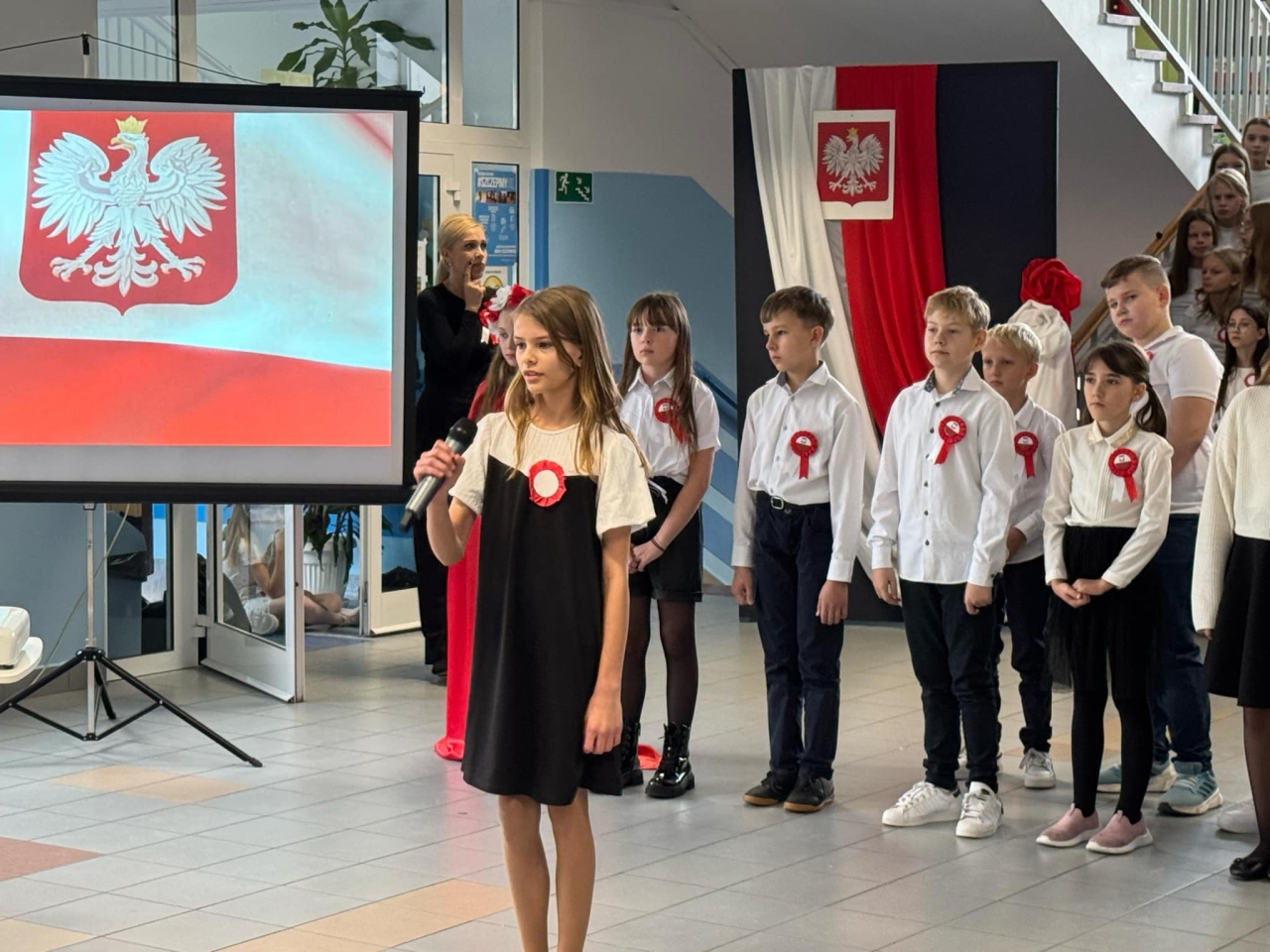 Apel z okazji Święta Niepodległości w SP 10 [8.11.2024] - zdjęcie #32 - eOstroleka.pl
