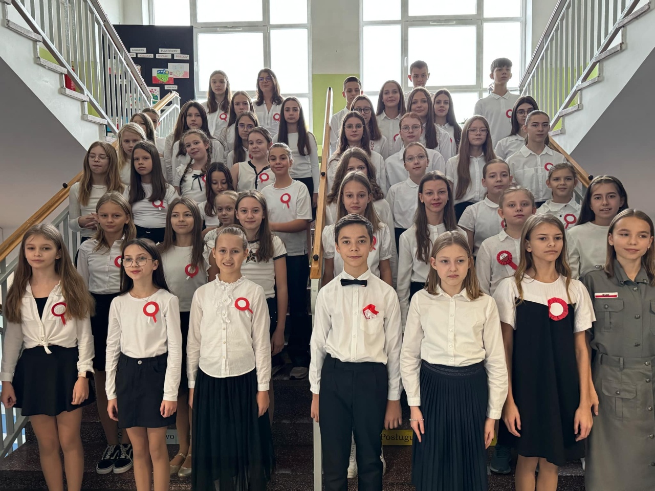 Apel z okazji Święta Niepodległości w SP 10 [8.11.2024] - zdjęcie #30 - eOstroleka.pl