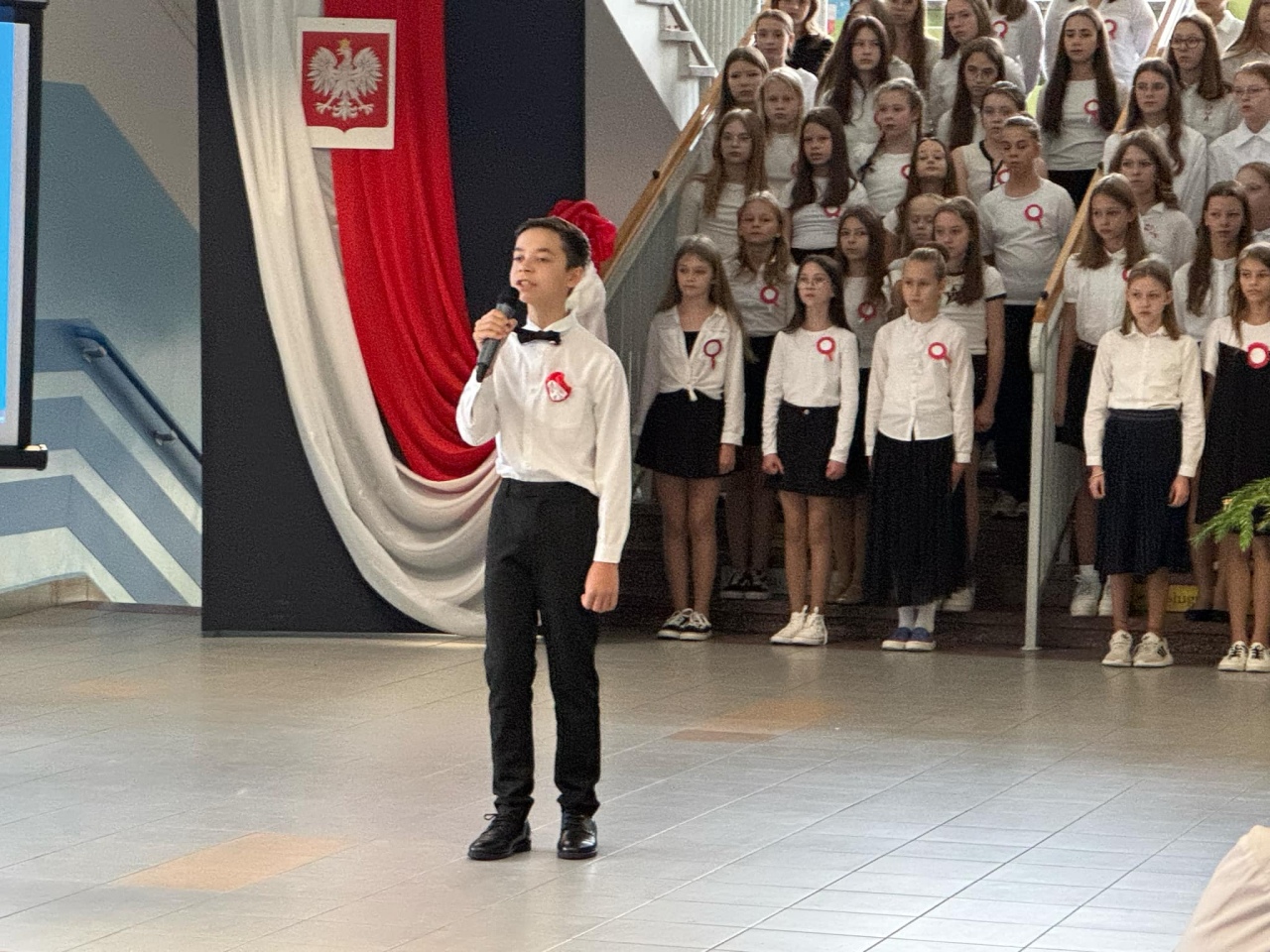 Apel z okazji Święta Niepodległości w SP 10 [8.11.2024] - zdjęcie #29 - eOstroleka.pl