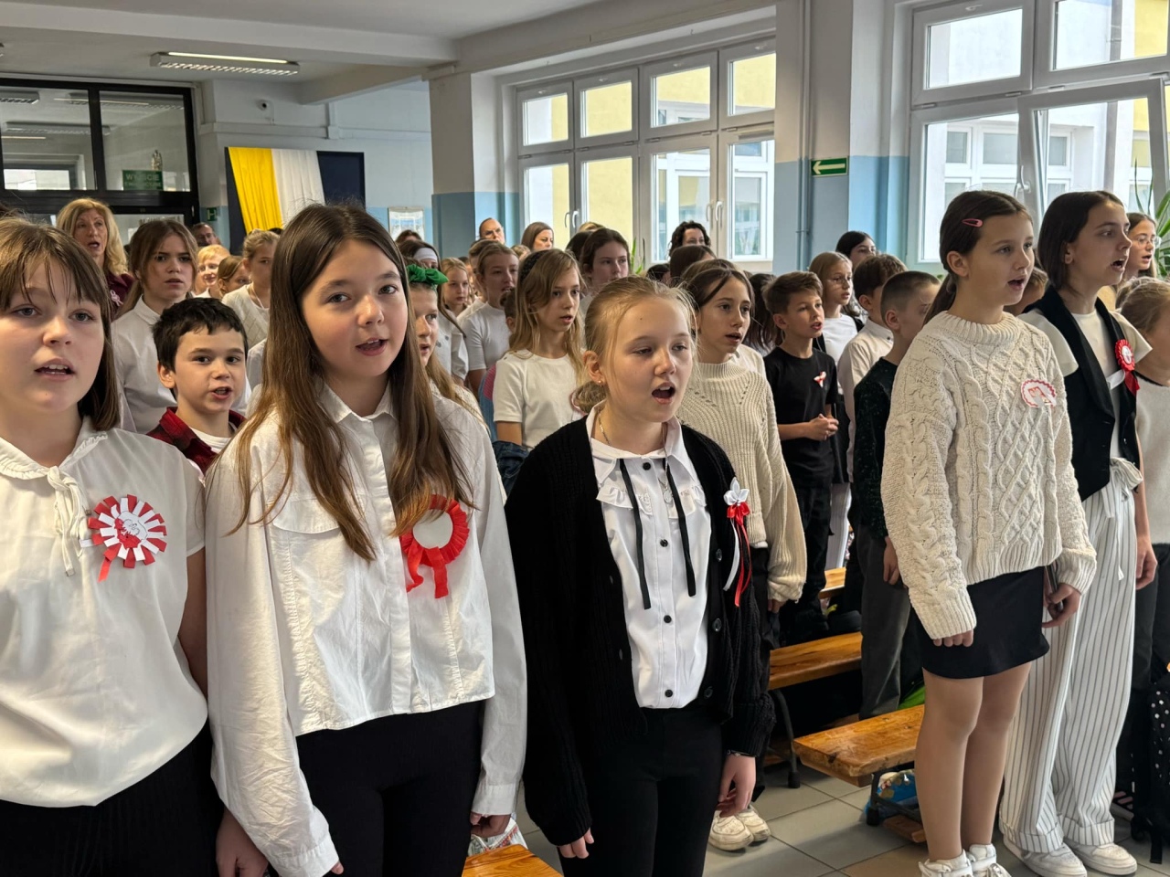 Apel z okazji Święta Niepodległości w SP 10 [8.11.2024] - zdjęcie #24 - eOstroleka.pl