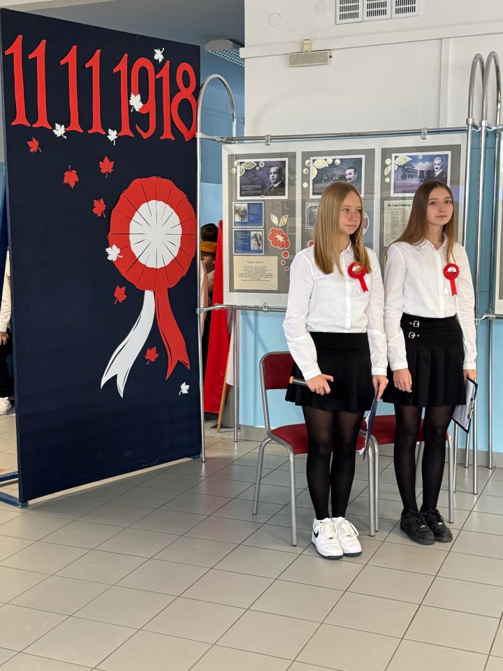 Apel z okazji Święta Niepodległości w SP 10 [8.11.2024] - zdjęcie #20 - eOstroleka.pl