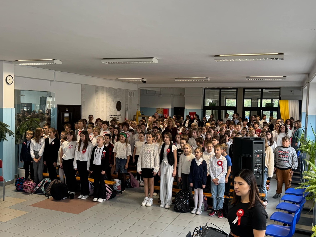 Apel z okazji Święta Niepodległości w SP 10 [8.11.2024] - zdjęcie #19 - eOstroleka.pl