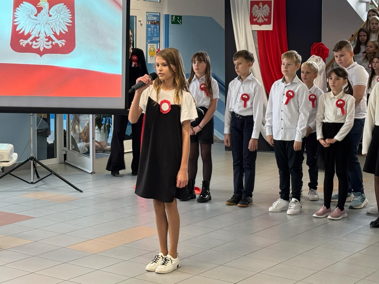 Apel z okazji Święta Niepodległości w SP 10 [8.11.2024] - zdjęcie #16 - eOstroleka.pl