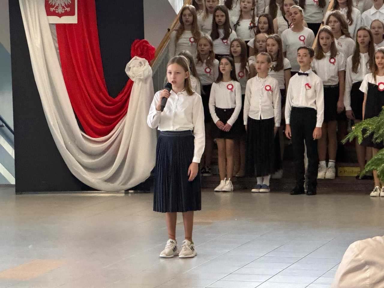 Apel z okazji Święta Niepodległości w SP 10 [8.11.2024] - zdjęcie #14 - eOstroleka.pl