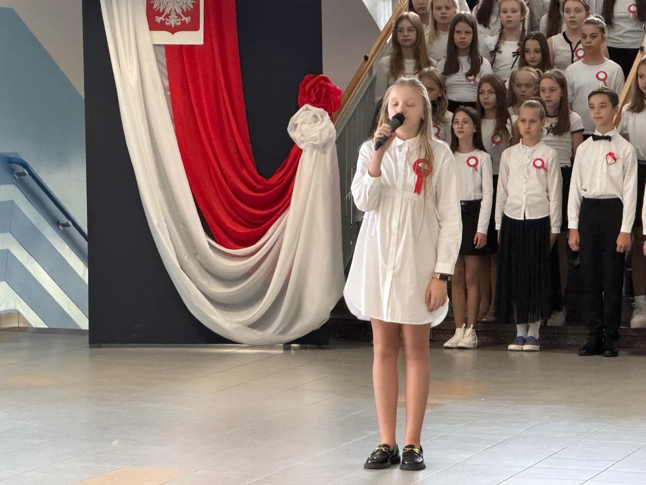 Apel z okazji Święta Niepodległości w SP 10 [8.11.2024] - zdjęcie #10 - eOstroleka.pl
