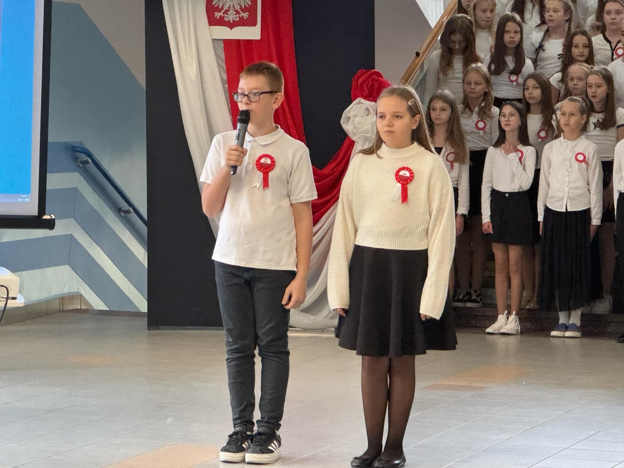 Apel z okazji Święta Niepodległości w SP 10 [8.11.2024] - zdjęcie #7 - eOstroleka.pl