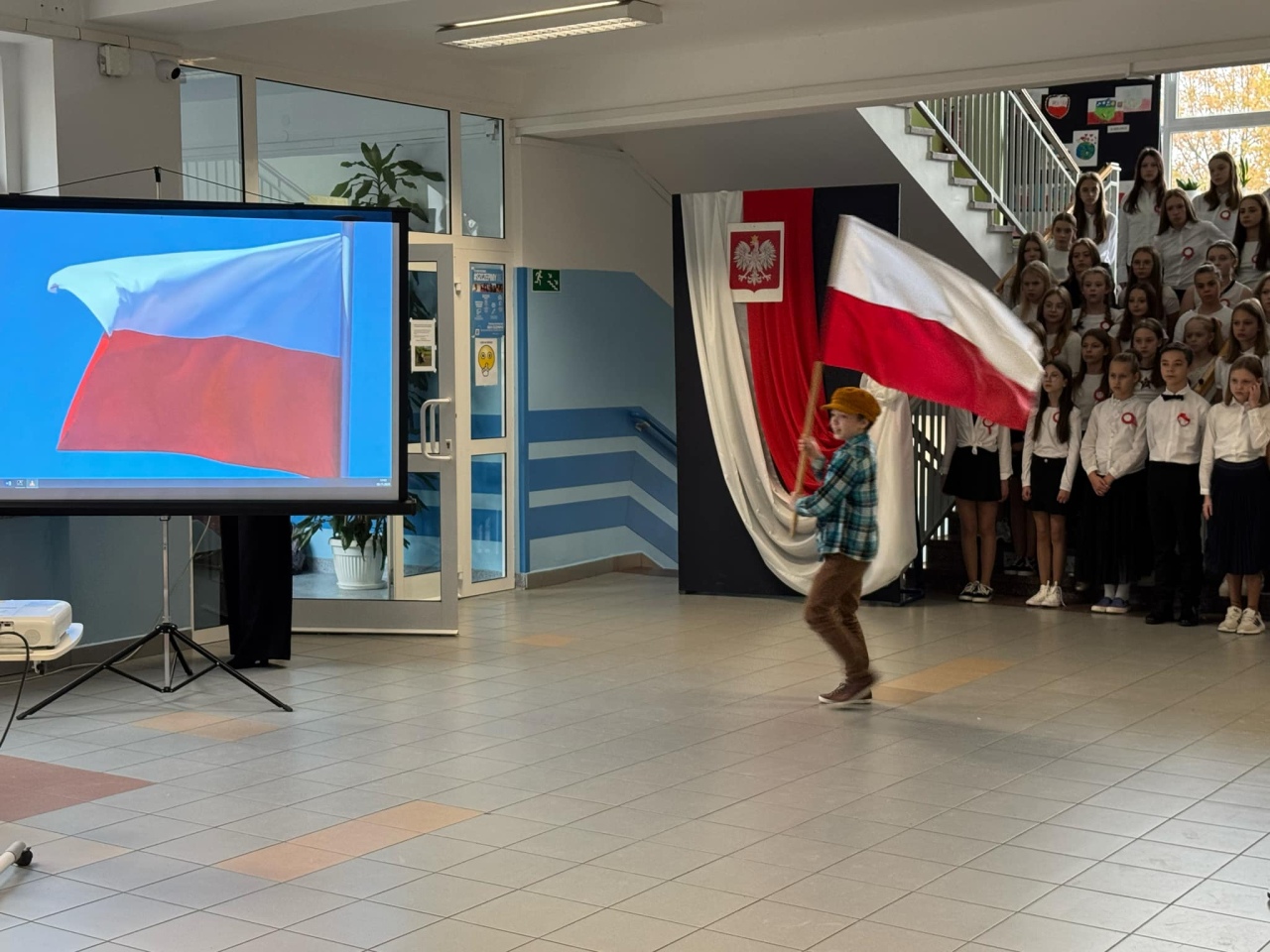 Apel z okazji Święta Niepodległości w SP 10 [8.11.2024] - zdjęcie #6 - eOstroleka.pl