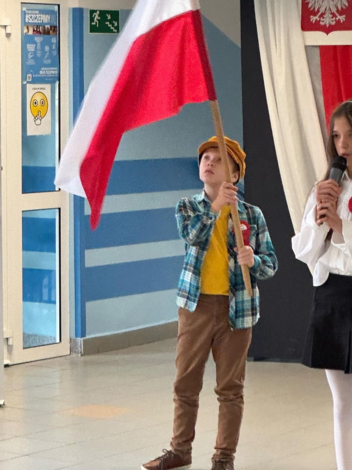 Apel z okazji Święta Niepodległości w SP 10 [8.11.2024] - zdjęcie #5 - eOstroleka.pl