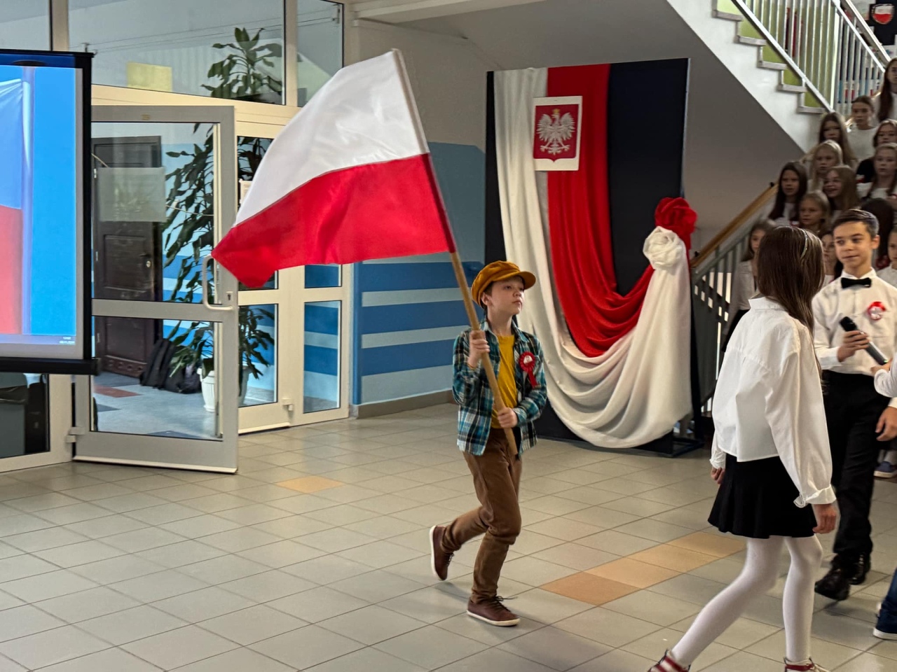 Apel z okazji Święta Niepodległości w SP 10 [8.11.2024] - zdjęcie #2 - eOstroleka.pl