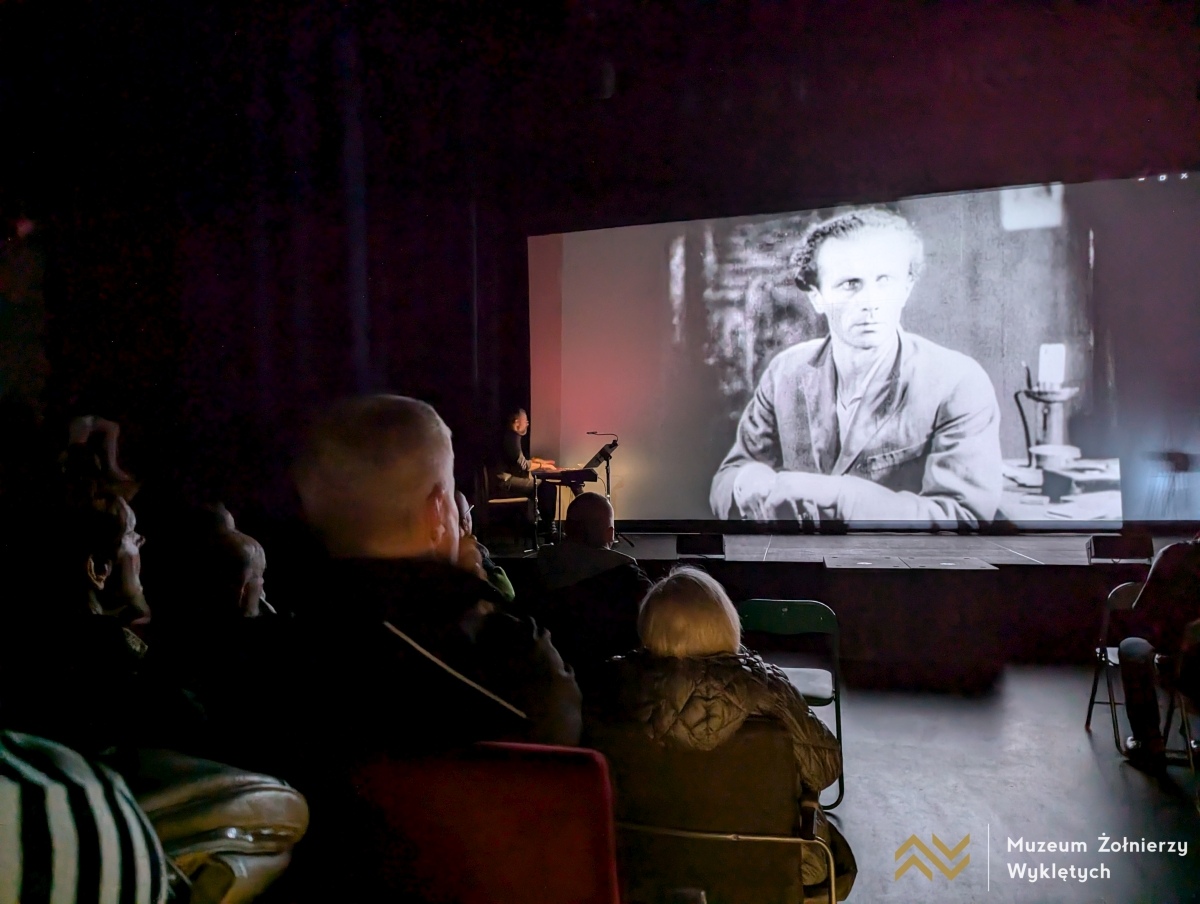 Film Mocny człowiek w Muzeum Żołnierzy Wyklętych [10.11.2024] - zdjęcie #5 - eOstroleka.pl