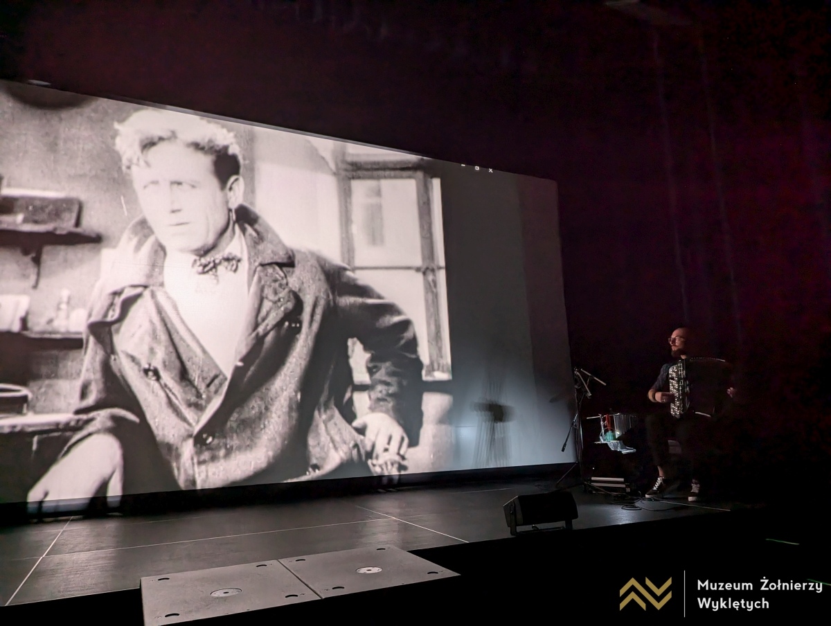 Film Mocny człowiek w Muzeum Żołnierzy Wyklętych [10.11.2024] - zdjęcie #4 - eOstroleka.pl