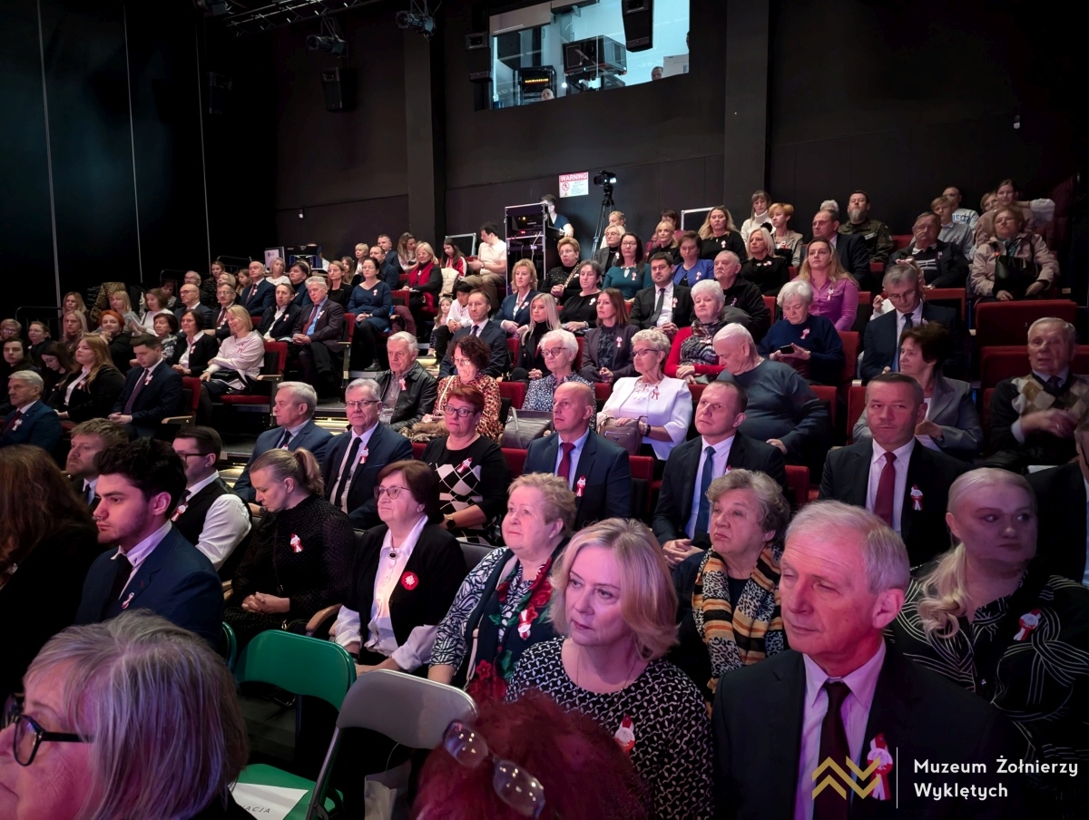 Uroczysta sesja Rady Miasta Ostrołęki [11.11.2024] - zdjęcie #7 - eOstroleka.pl