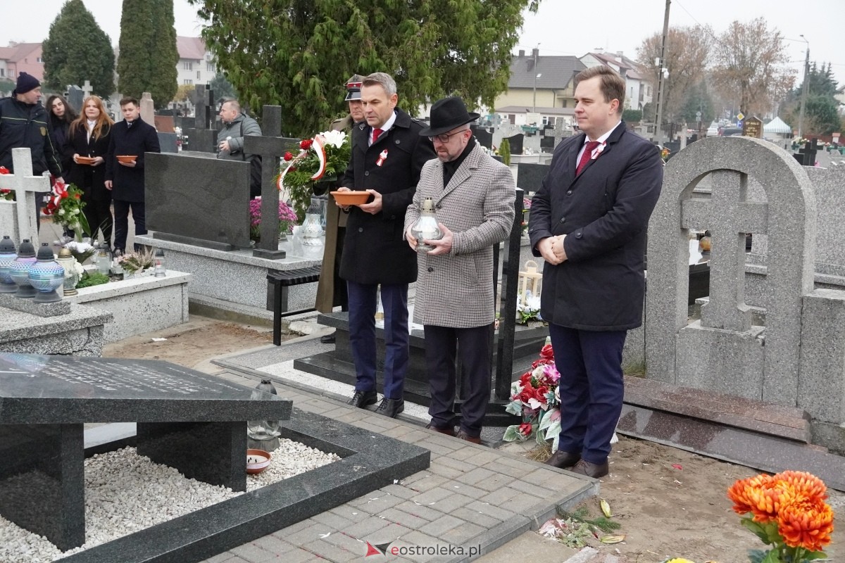 Święto Niepodległości w Ostrołęce - uroczystości na cmentarzu parafialnym [11.11.2024] - zdjęcie #33 - eOstroleka.pl