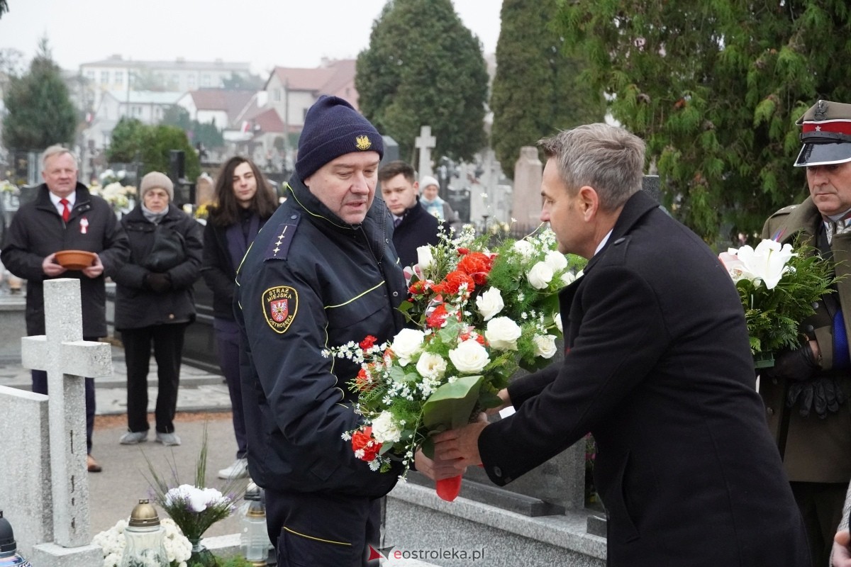 Święto Niepodległości w Ostrołęce - uroczystości na cmentarzu parafialnym [11.11.2024] - zdjęcie #30 - eOstroleka.pl
