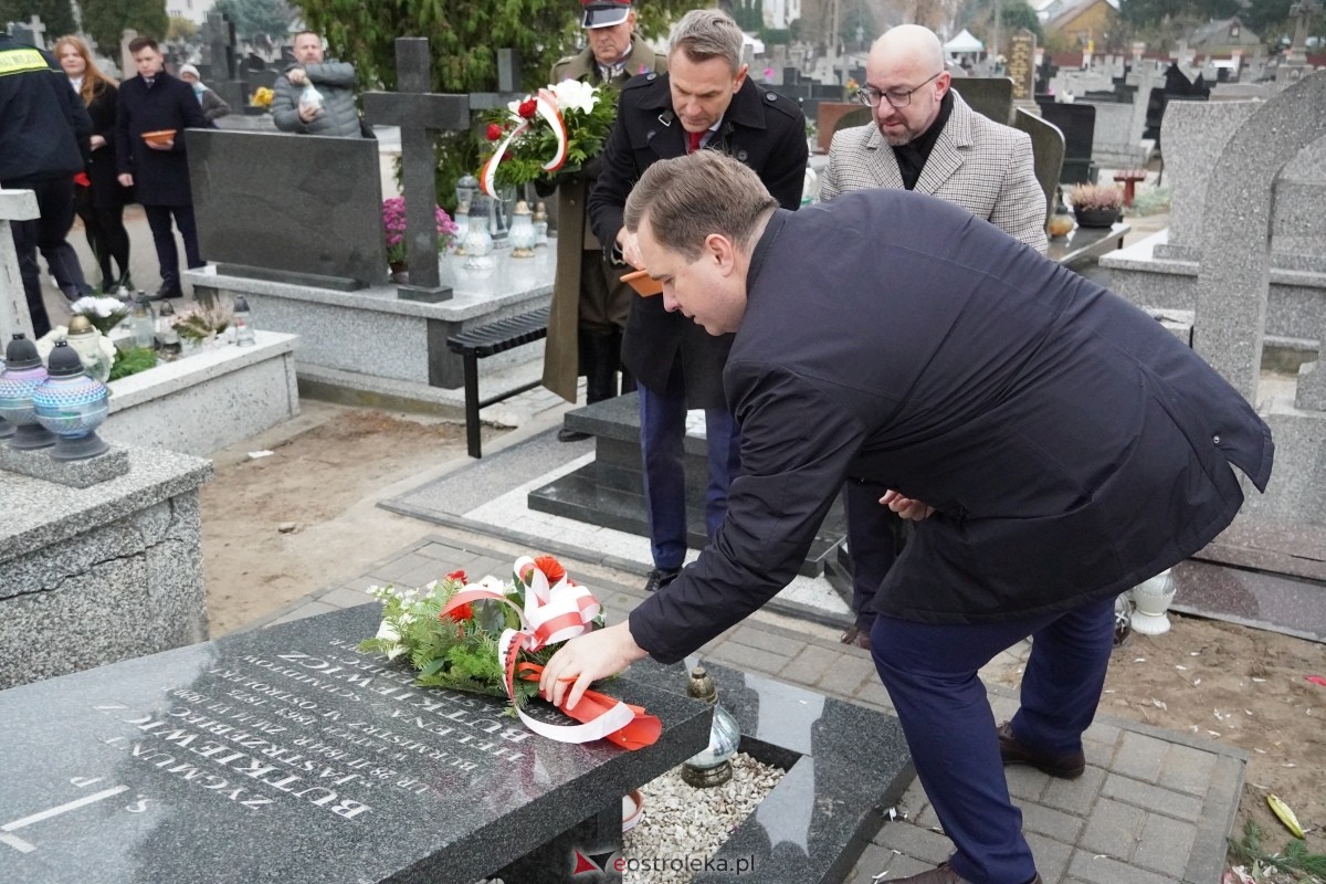 Święto Niepodległości w Ostrołęce - uroczystości na cmentarzu parafialnym [11.11.2024] - zdjęcie #29 - eOstroleka.pl