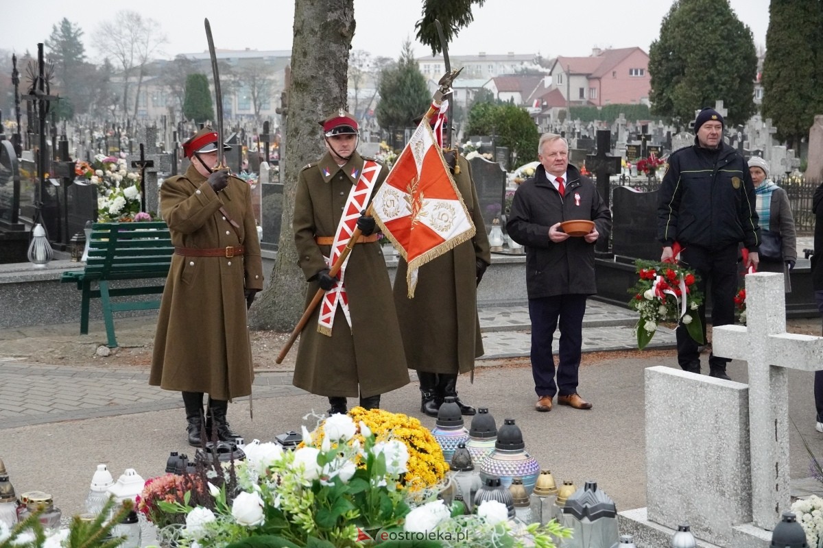 Święto Niepodległości w Ostrołęce - uroczystości na cmentarzu parafialnym [11.11.2024] - zdjęcie #24 - eOstroleka.pl