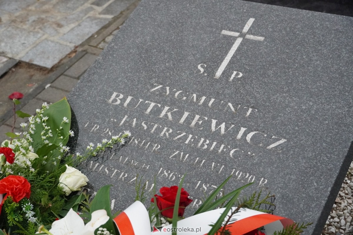 Święto Niepodległości w Ostrołęce - uroczystości na cmentarzu parafialnym [11.11.2024] - zdjęcie #22 - eOstroleka.pl