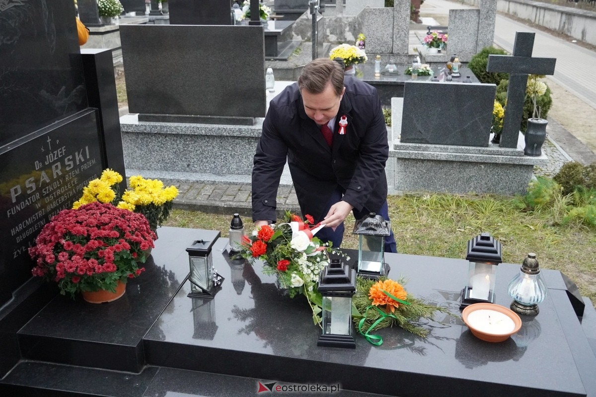 Święto Niepodległości w Ostrołęce - uroczystości na cmentarzu parafialnym [11.11.2024] - zdjęcie #19 - eOstroleka.pl