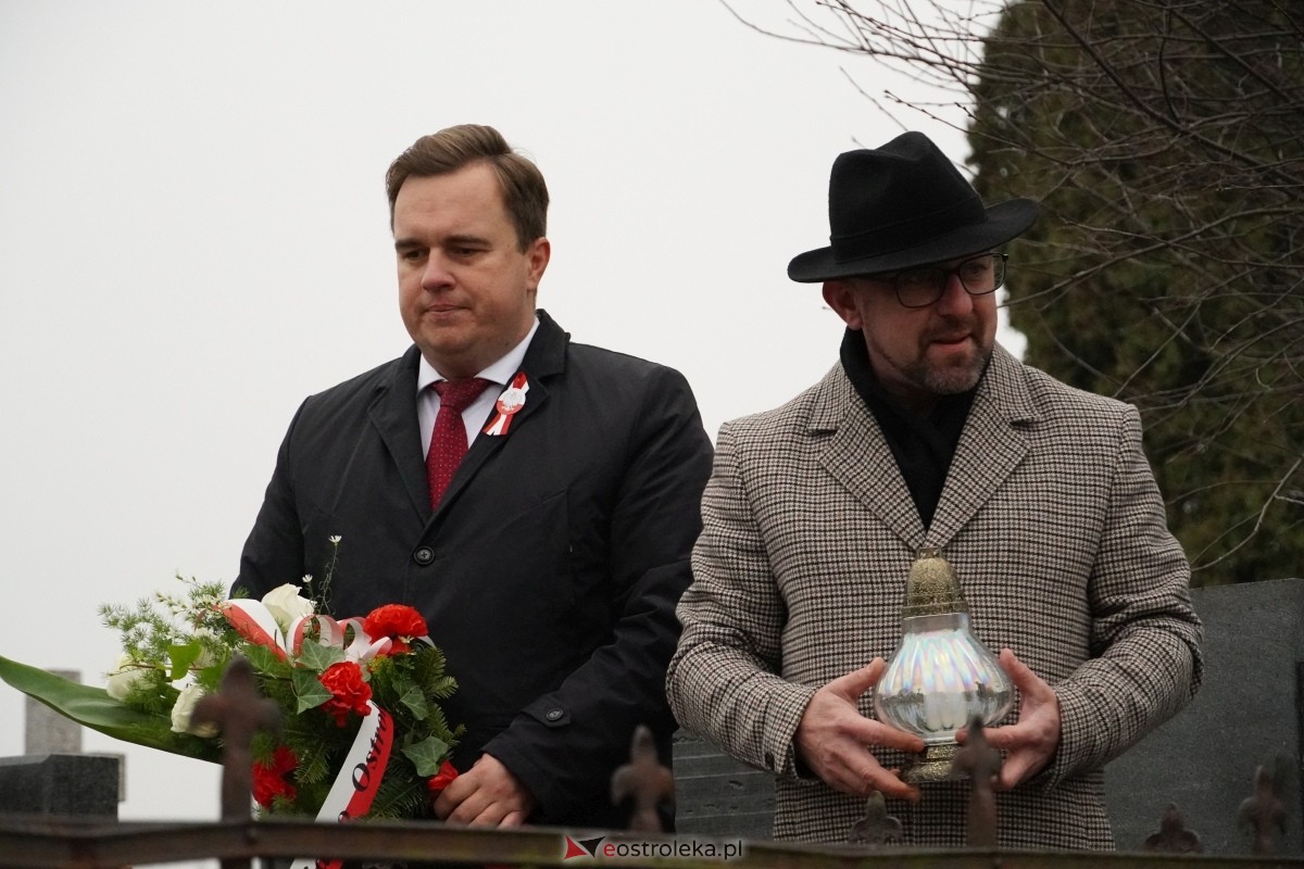 Święto Niepodległości w Ostrołęce - uroczystości na cmentarzu parafialnym [11.11.2024] - zdjęcie #16 - eOstroleka.pl