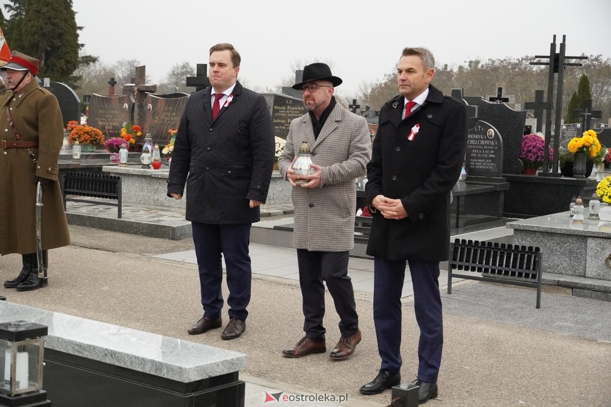 Święto Niepodległości w Ostrołęce - uroczystości na cmentarzu parafialnym [11.11.2024] - zdjęcie #9 - eOstroleka.pl
