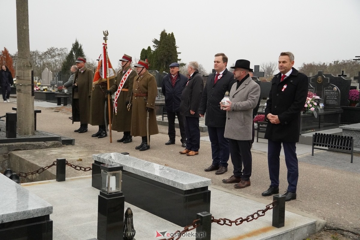 Święto Niepodległości w Ostrołęce - uroczystości na cmentarzu parafialnym [11.11.2024] - zdjęcie #7 - eOstroleka.pl