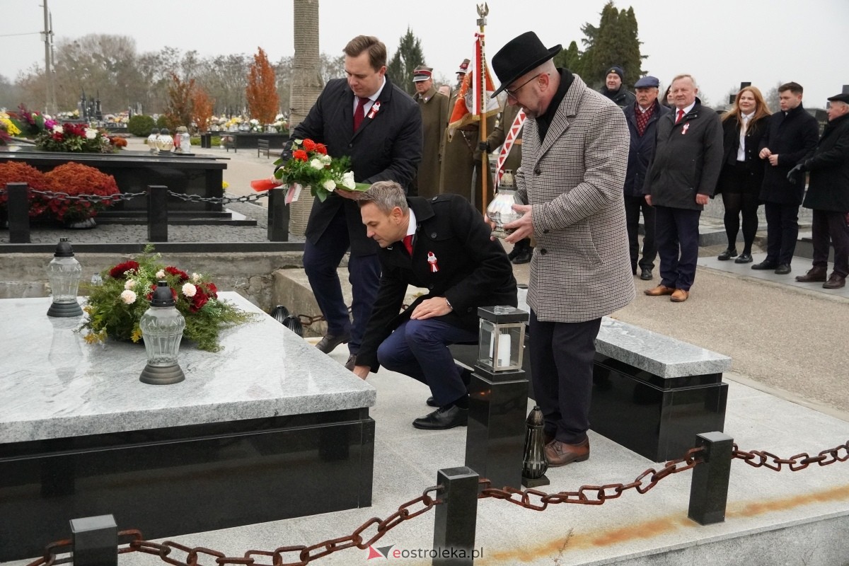 Święto Niepodległości w Ostrołęce - uroczystości na cmentarzu parafialnym [11.11.2024] - zdjęcie #4 - eOstroleka.pl